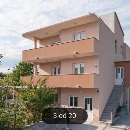 Apartment Tomi St - Two Bedroom With Balcony A3 *